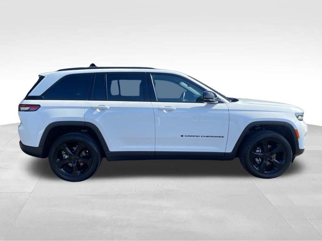 2023 Jeep Grand Cherokee Laredo Altitude photo 2