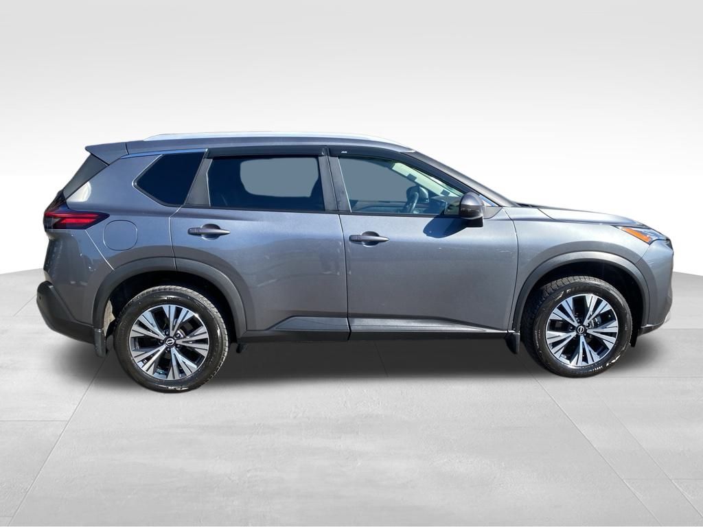 2022 Nissan Rogue SV photo 2