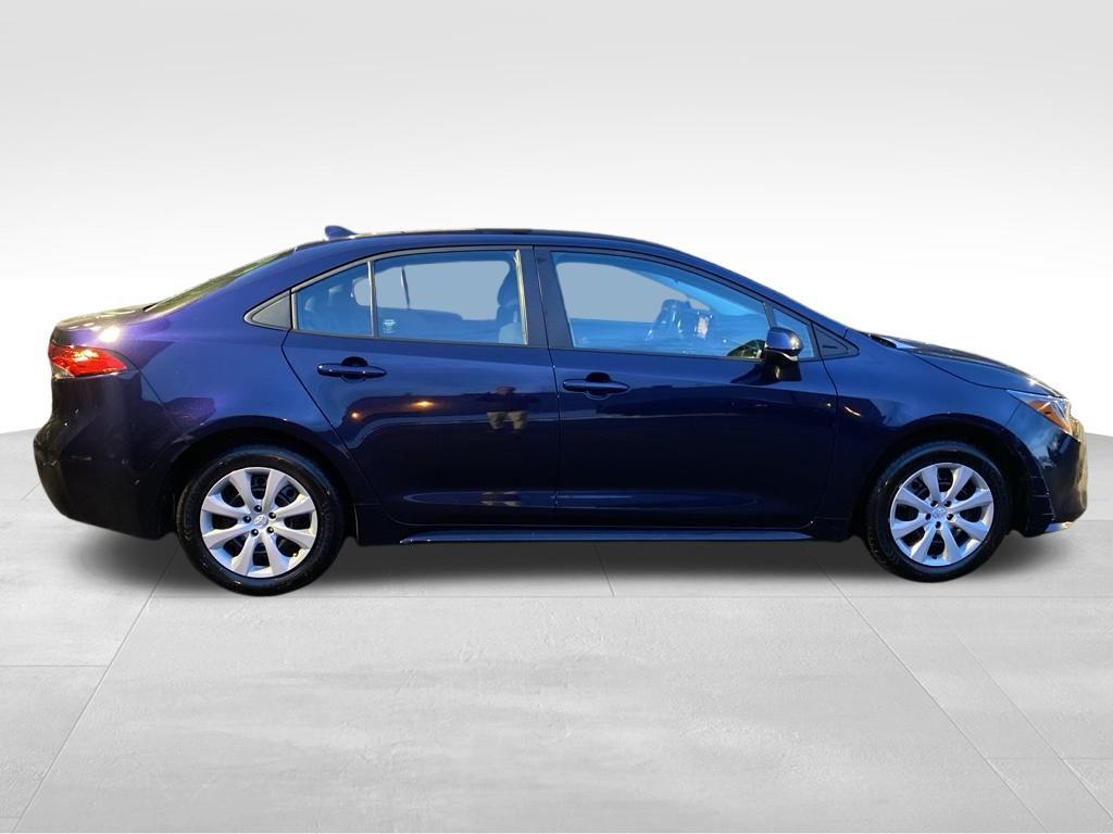 2022 Toyota Corolla LE photo 2