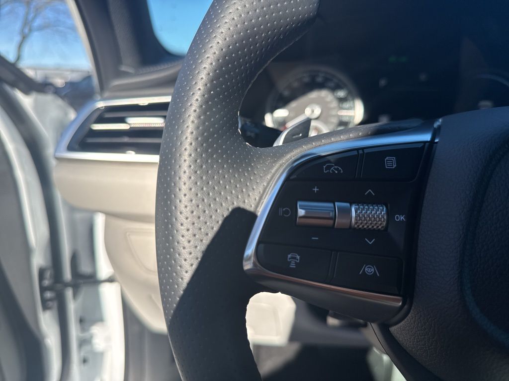 2025 GENESIS G70 Standard - Photo 18