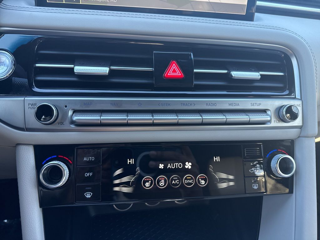 2025 GENESIS G70 Standard - Photo 23