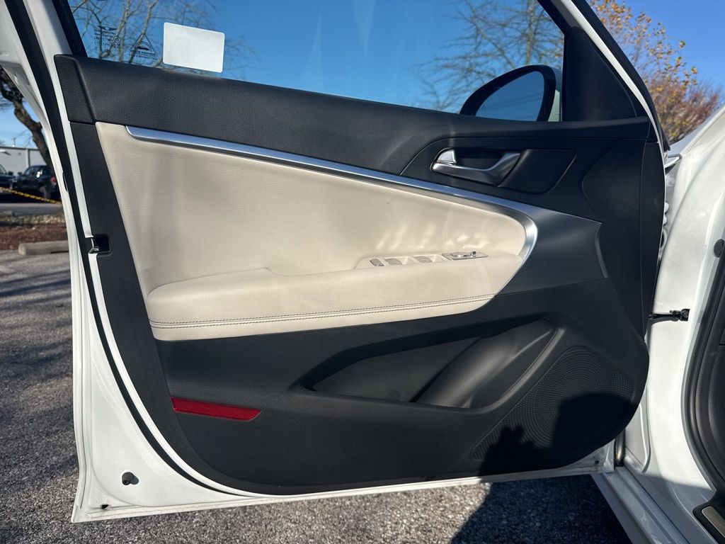 2025 GENESIS G70 Standard - Photo 13