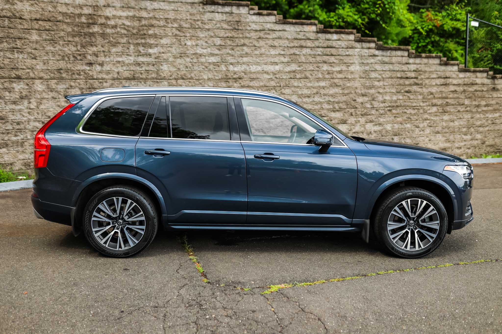 2021 Volvo XC90 T6 Momentum photo 3