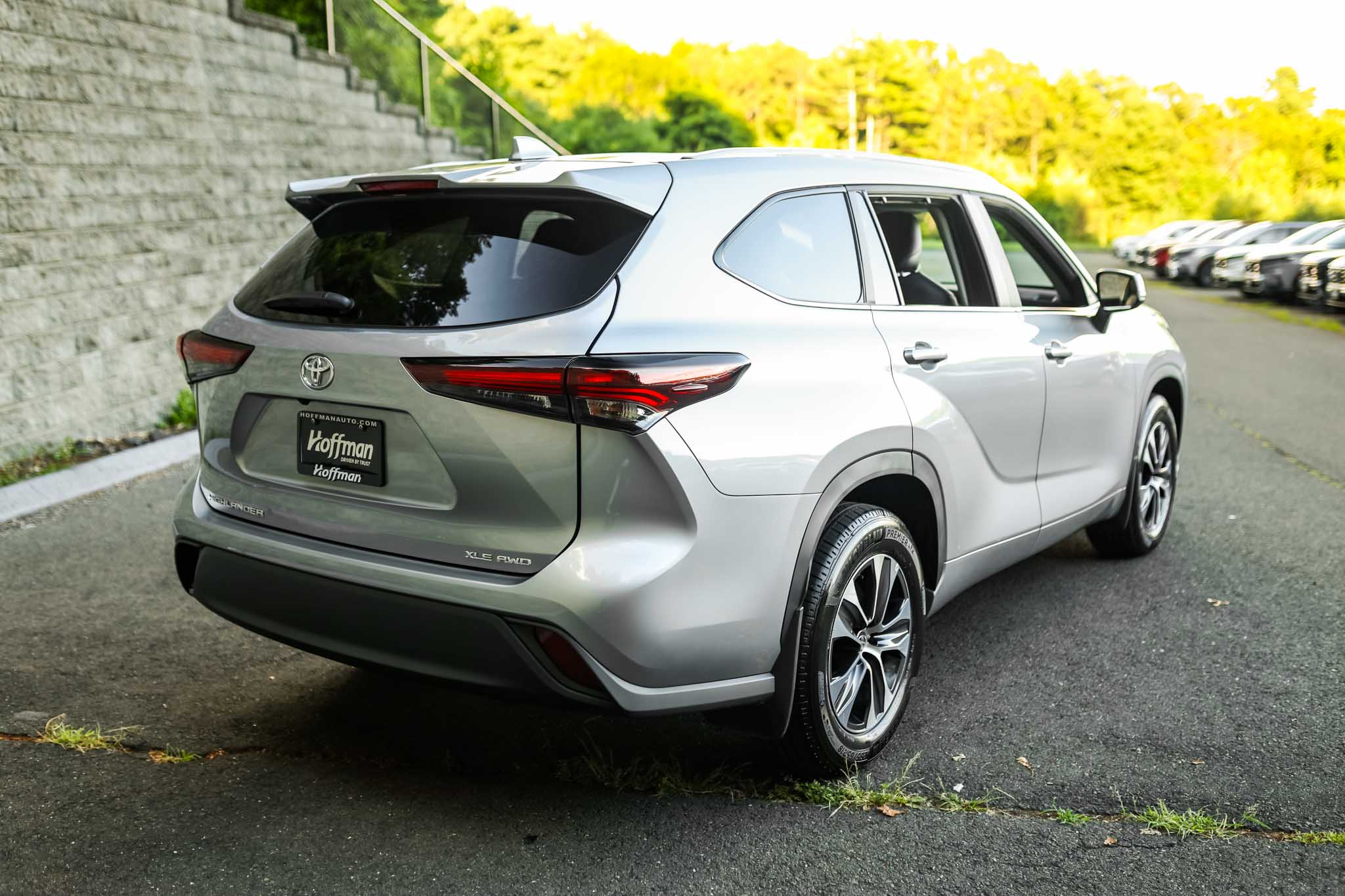 2025 Toyota Highlander XLE photo 3