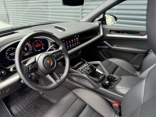 2025 Porsche Cayenne Base photo 4