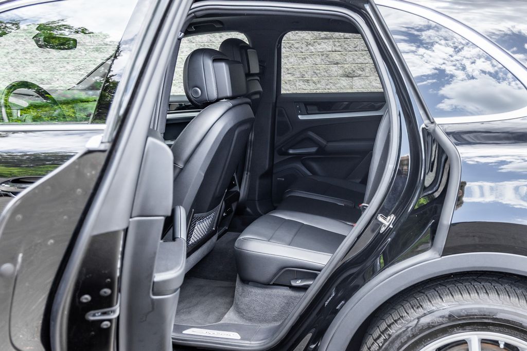2024 Porsche Cayenne Base - Photo 21