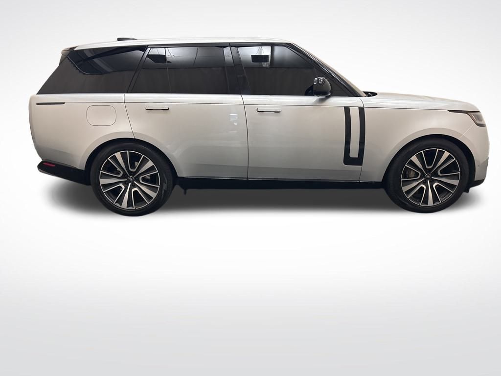 2023 Land Rover Range Rover SE photo 4