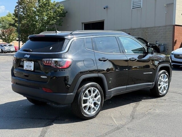 2024 Jeep Compass Latitude Lux photo 3