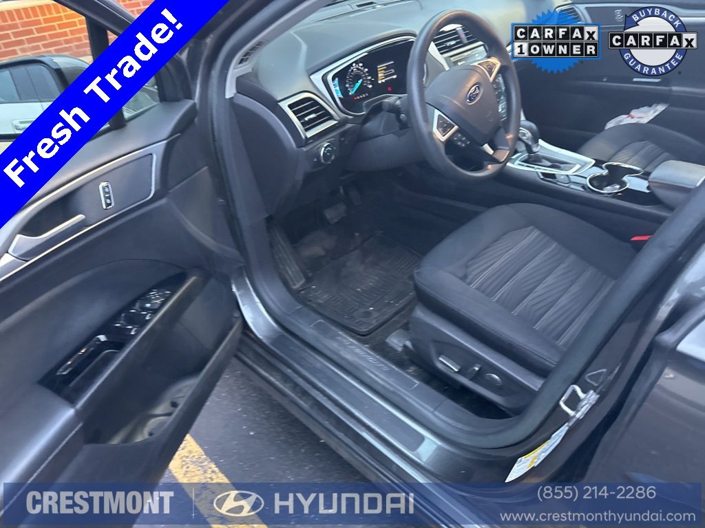 2016 Ford Fusion SE photo 2