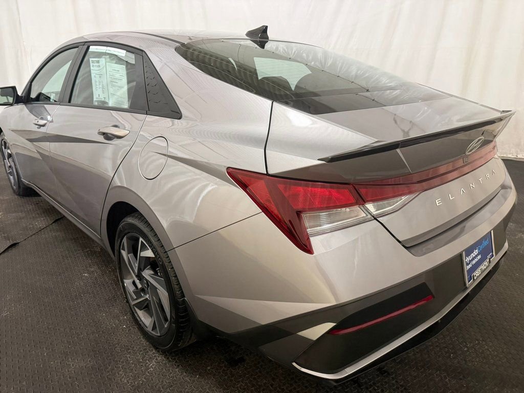 2025 Hyundai Elantra SEL - Photo 11