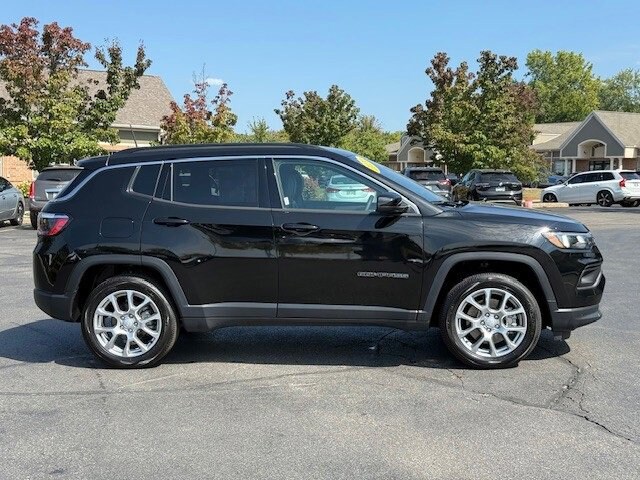 2024 Jeep Compass Latitude Lux photo 2