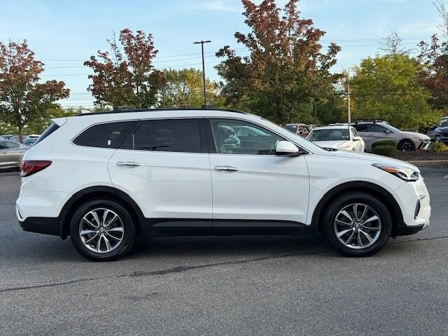2017 Hyundai Santa Fe SE photo 3