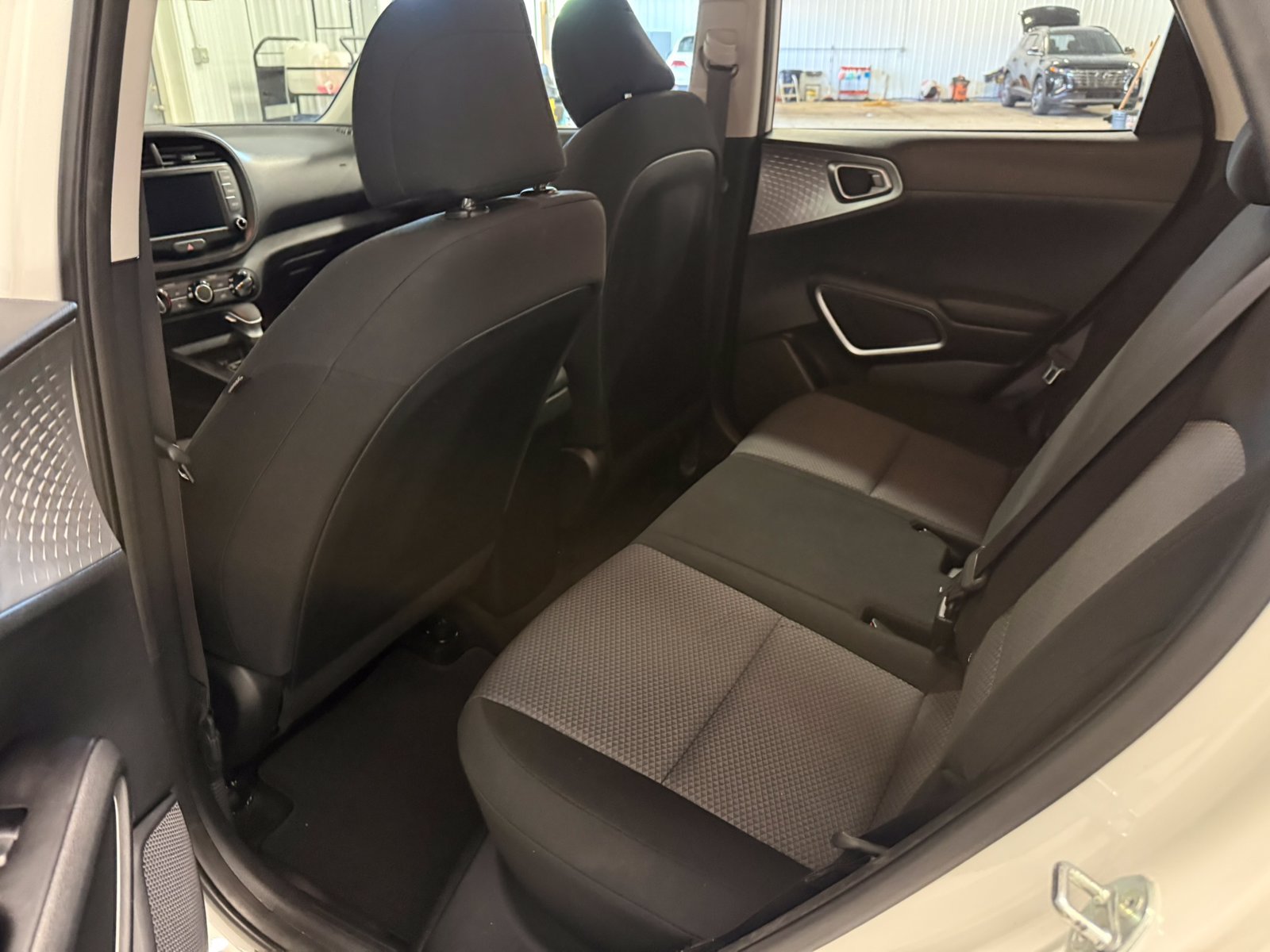 2022 Kia Soul LX - Photo 24