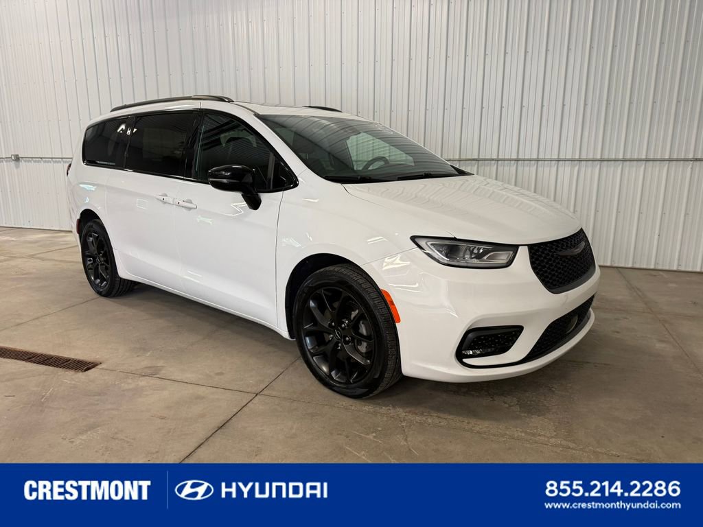 2023 Chrysler Pacifica Limited AWD's photo