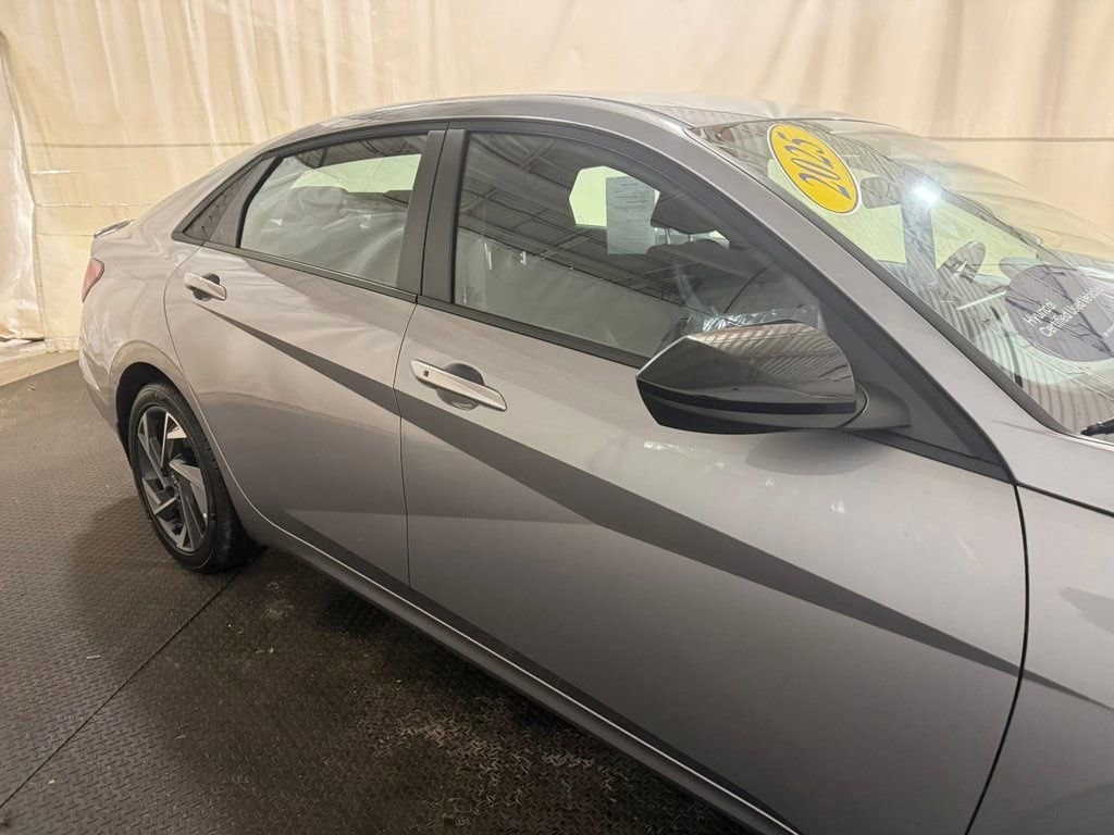2025 Hyundai Elantra SEL - Photo 16