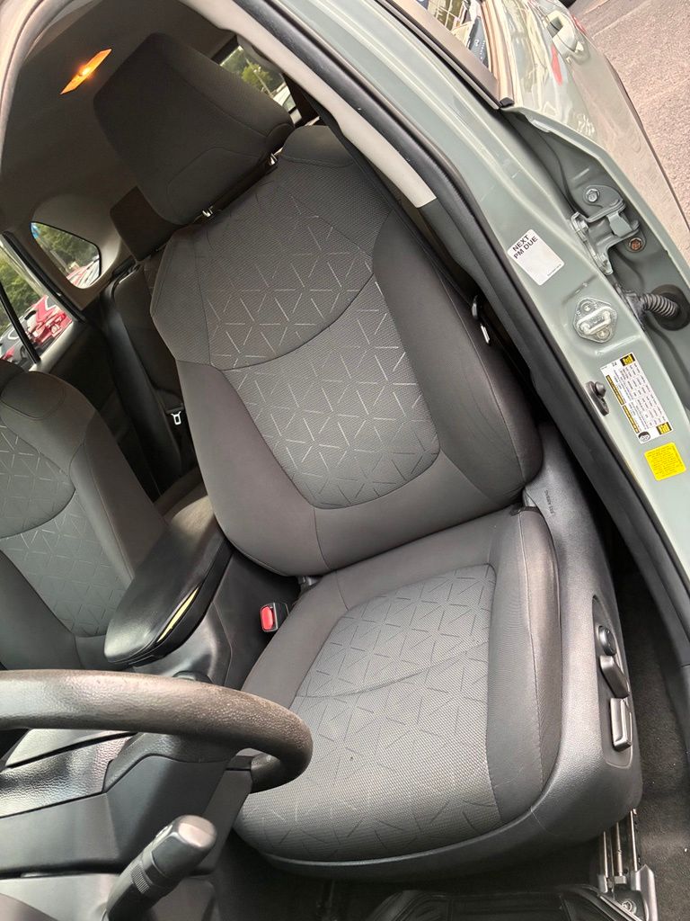 2021 Toyota RAV4 XLE - Photo 19