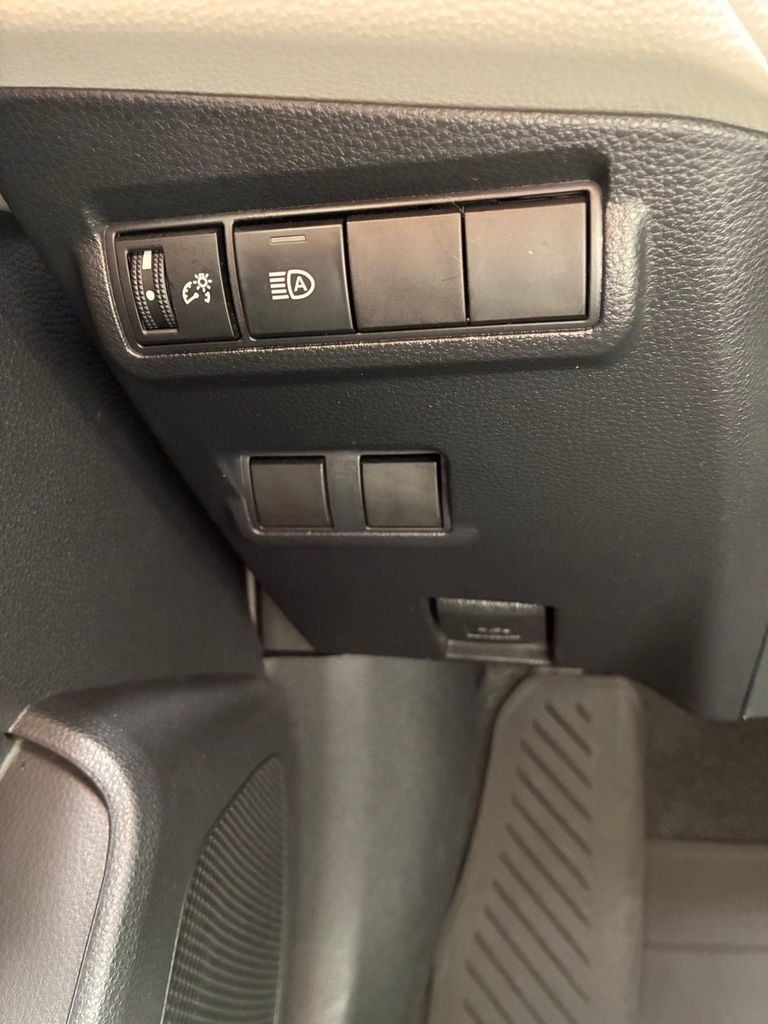 2025 Toyota Corolla Cross L - Photo 29