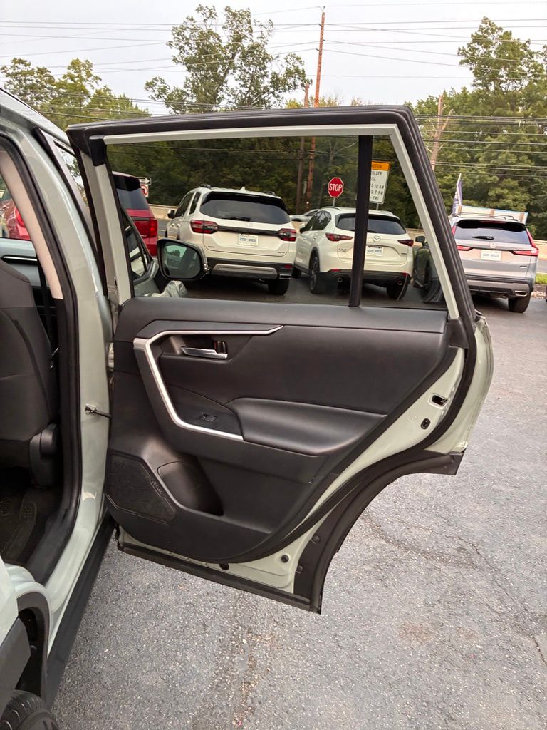 2021 Toyota RAV4 XLE - Photo 24