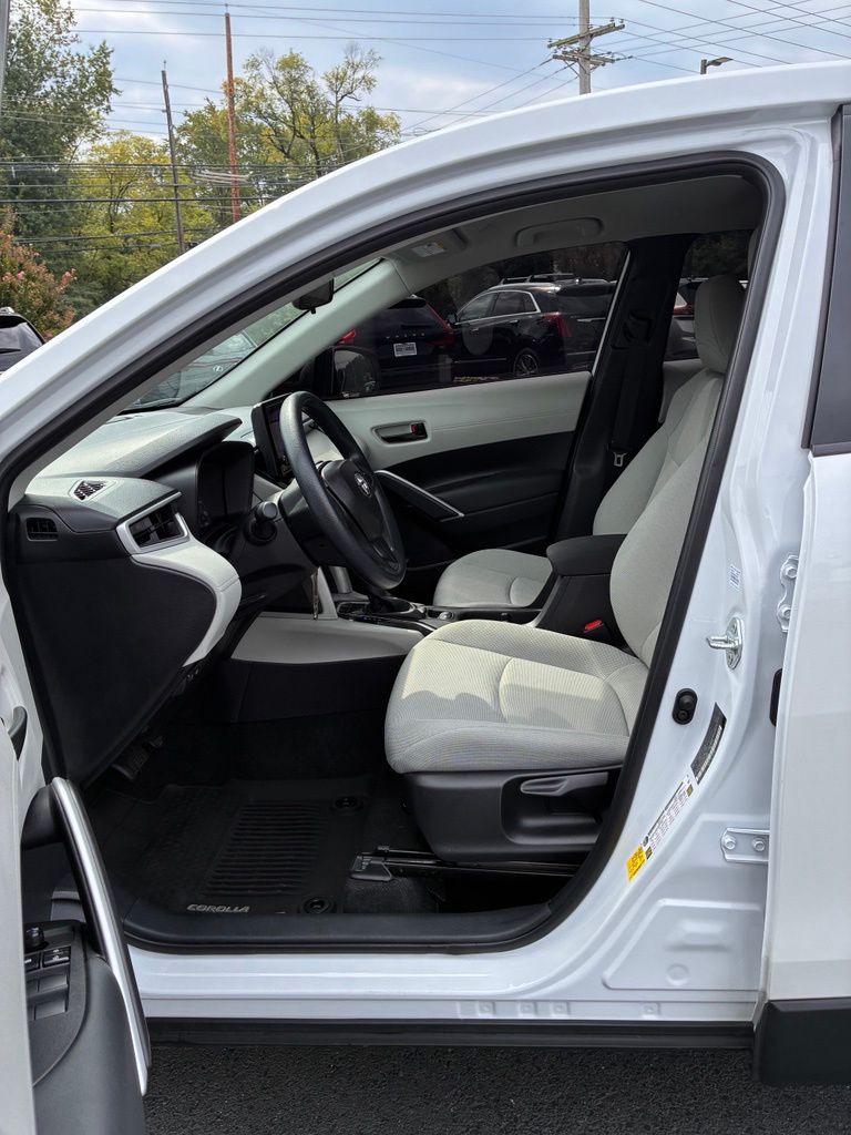 2025 Toyota Corolla Cross L - Photo 26