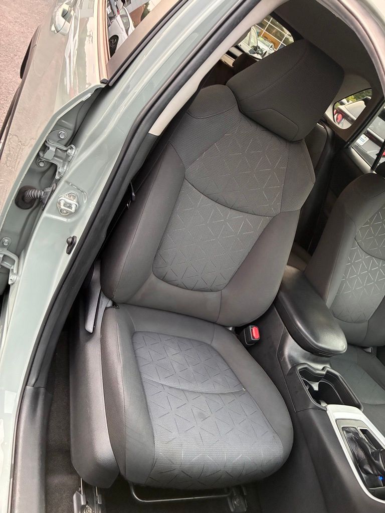 2021 Toyota RAV4 XLE - Photo 20
