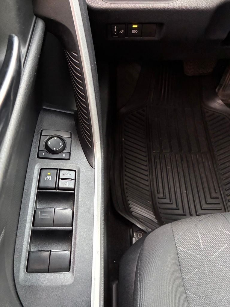 2021 Toyota RAV4 XLE - Photo 29