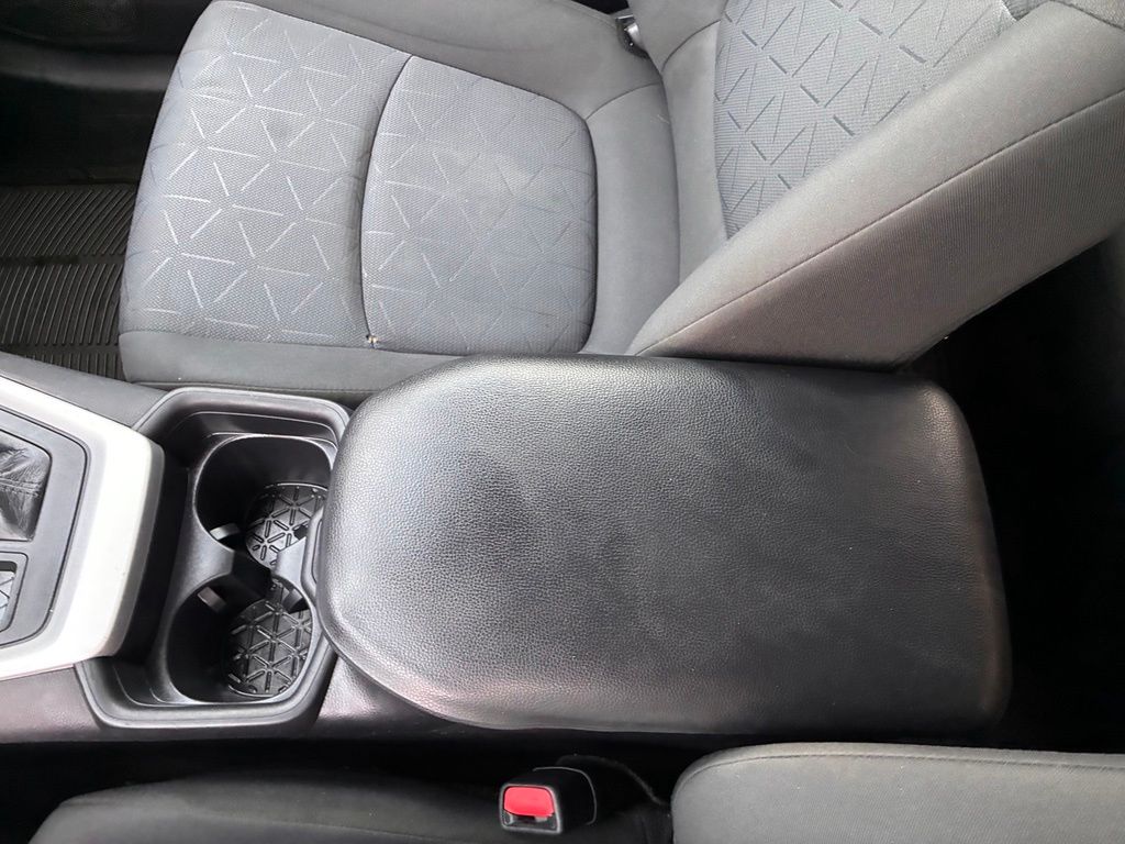 2021 Toyota RAV4 XLE - Photo 38