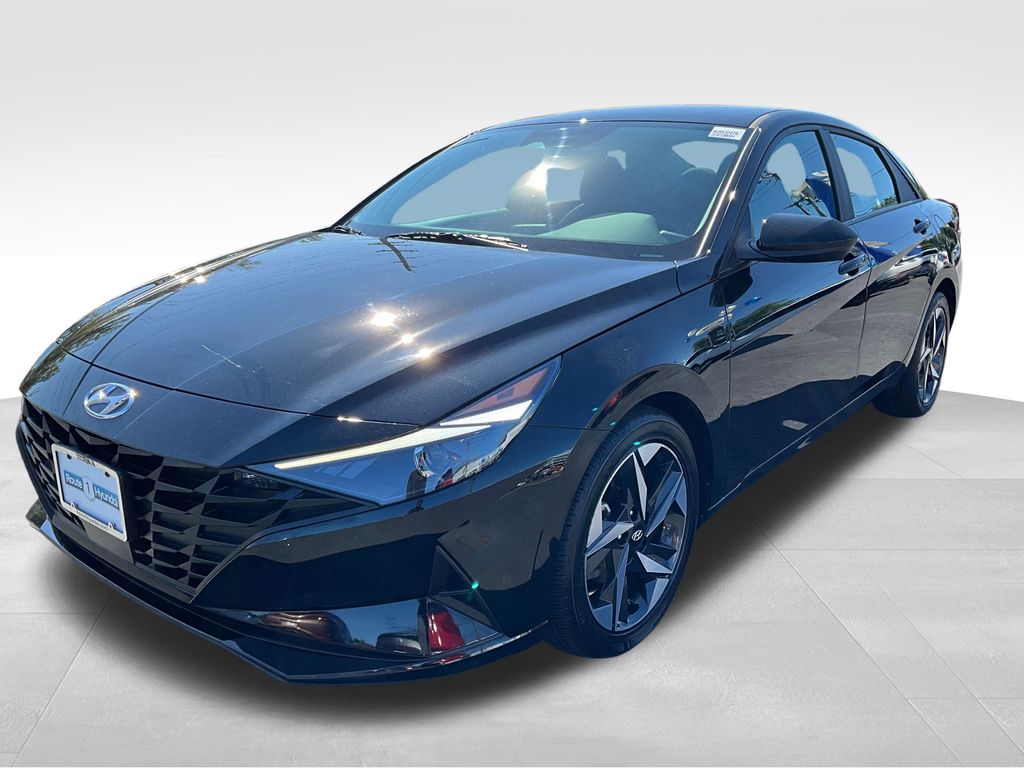 2023 Hyundai Elantra SEL photo 3