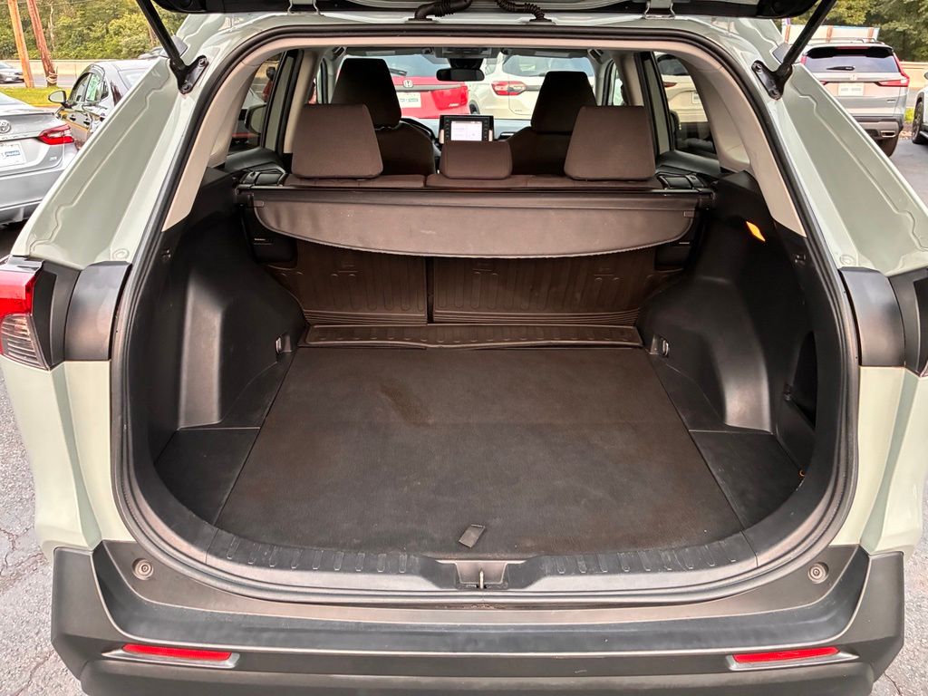 2021 Toyota RAV4 XLE - Photo 12