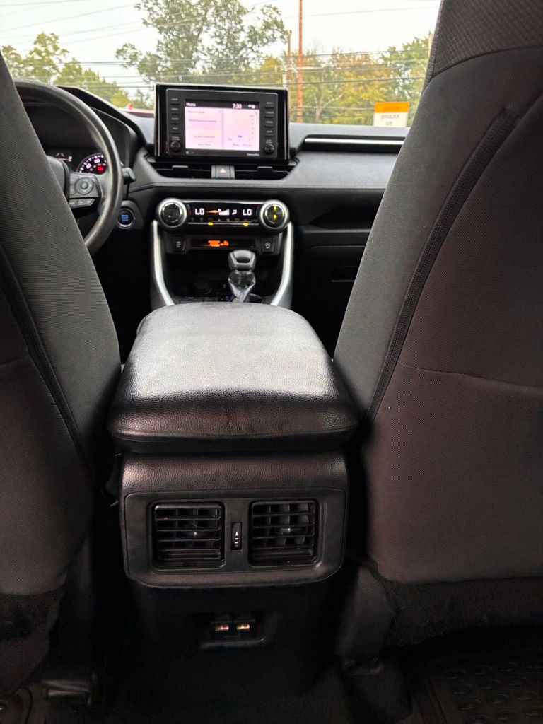 2021 Toyota RAV4 XLE - Photo 17
