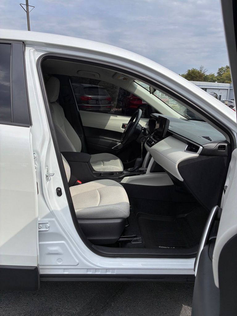2025 Toyota Corolla Cross L - Photo 20