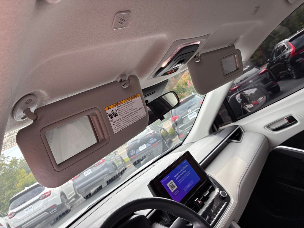 2025 Toyota Corolla Cross L - Photo 44