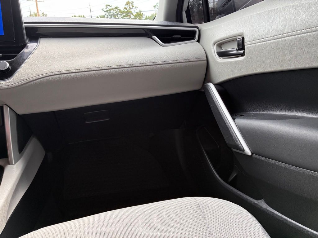 2025 Toyota Corolla Cross L - Photo 40