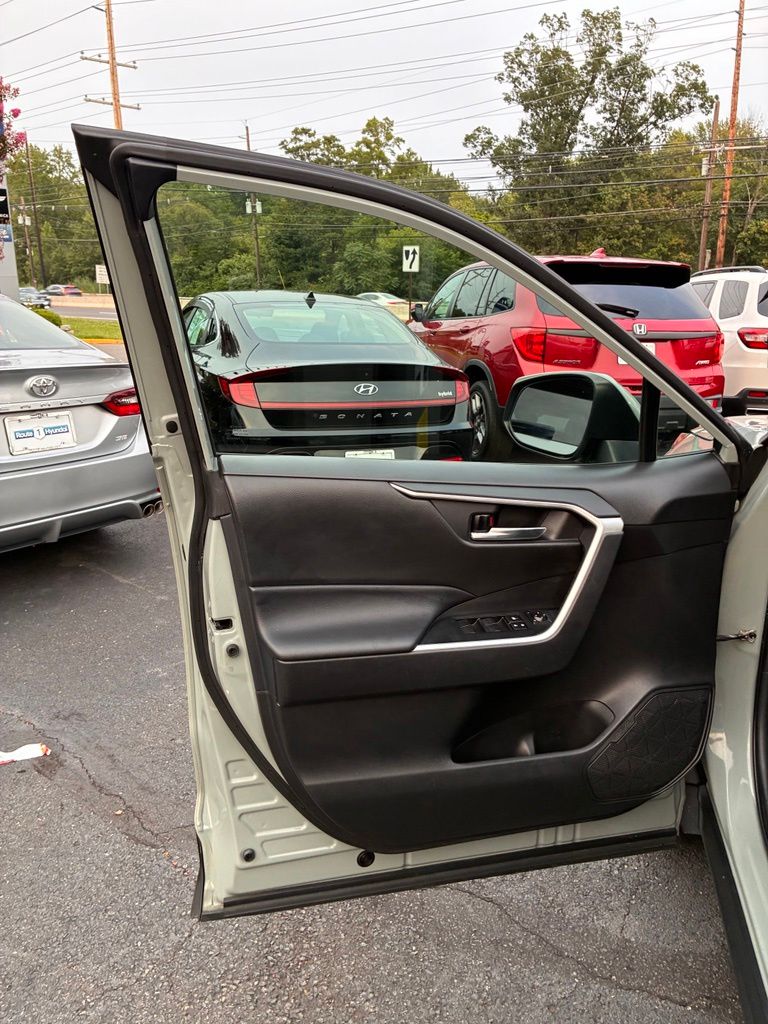 2021 Toyota RAV4 XLE - Photo 28
