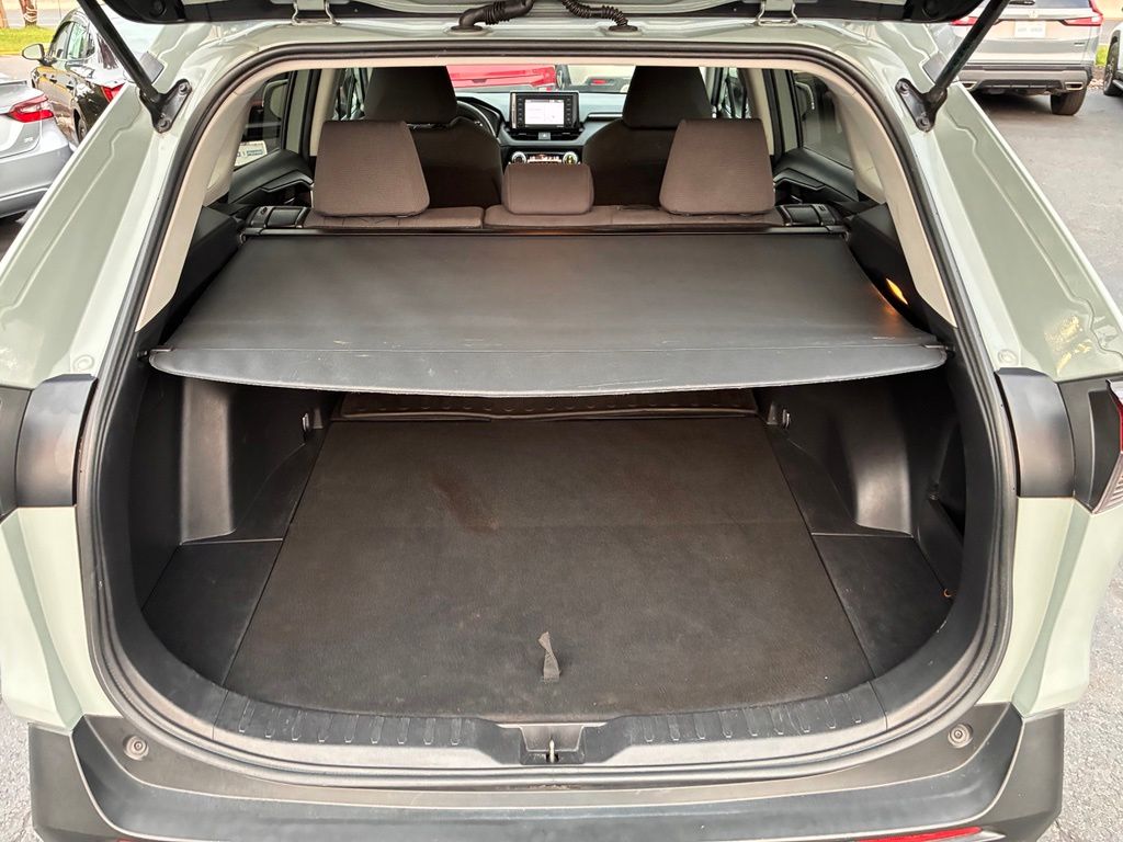 2021 Toyota RAV4 XLE - Photo 13