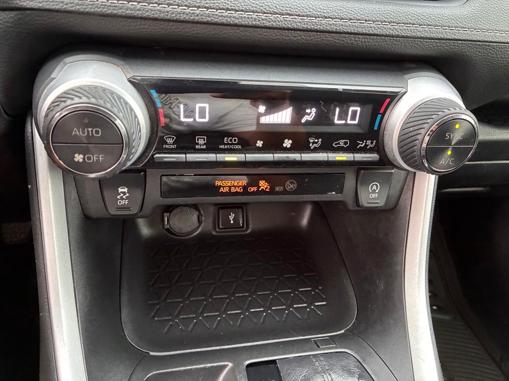 2021 Toyota RAV4 XLE - Photo 35