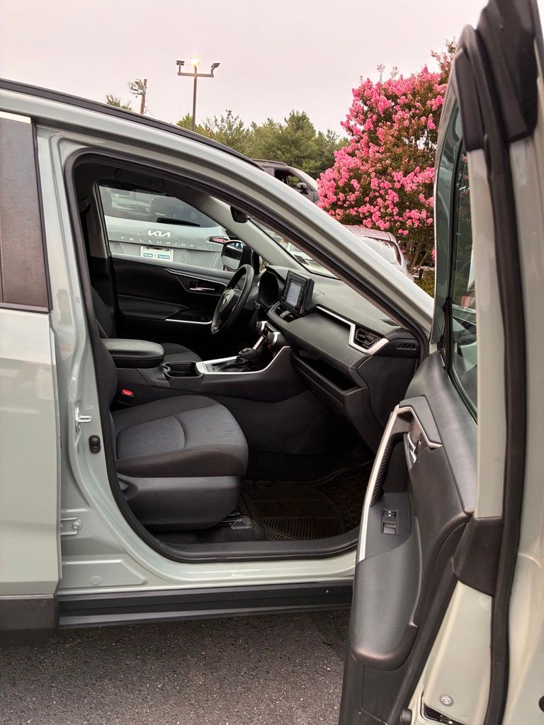 2021 Toyota RAV4 XLE - Photo 21