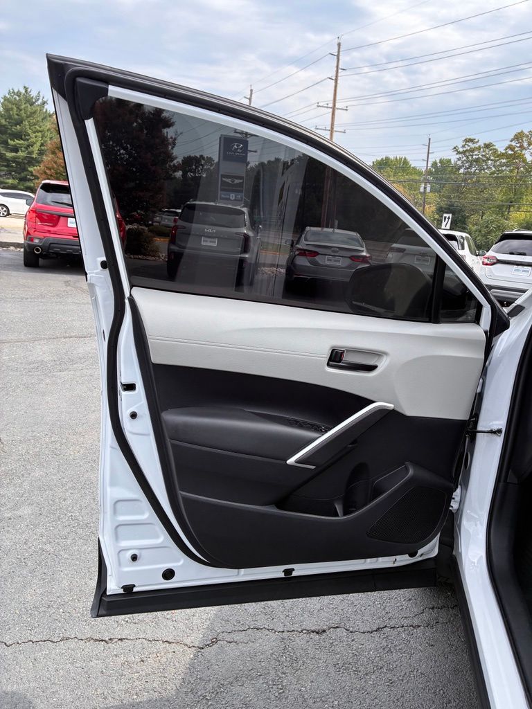 2025 Toyota Corolla Cross L - Photo 27