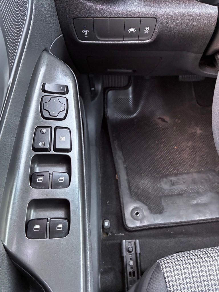 2021 Hyundai Kona SE - Photo 23