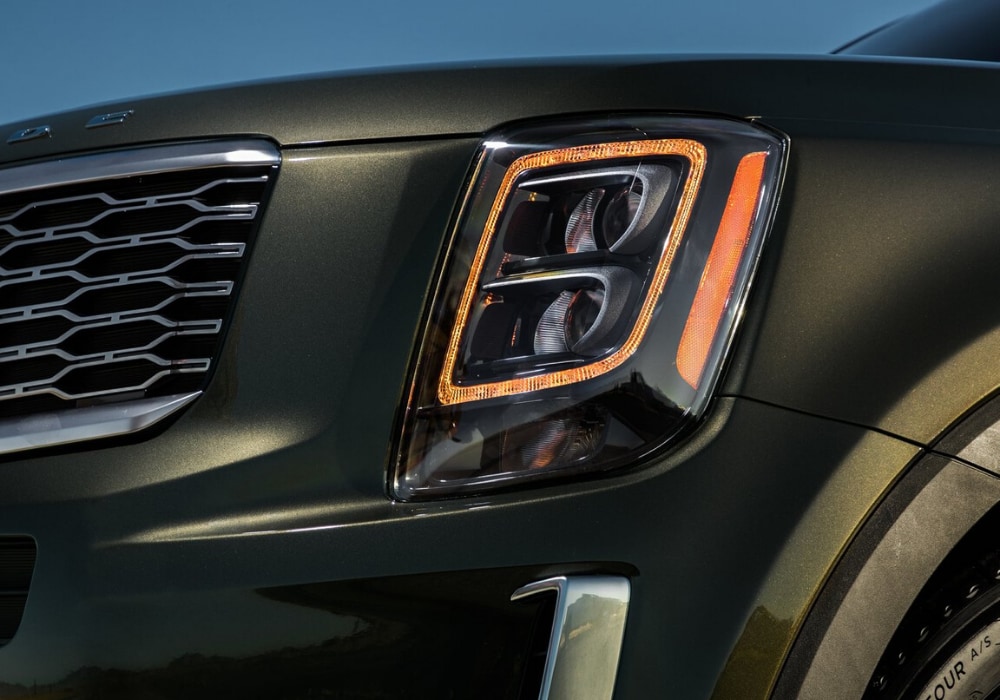 Zoomed in shot of the front bumper and headlight design on the 2020 Kia Telluride