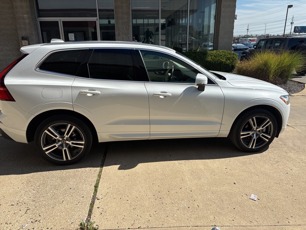 2021 Volvo XC60 T5 Momentum photo 3