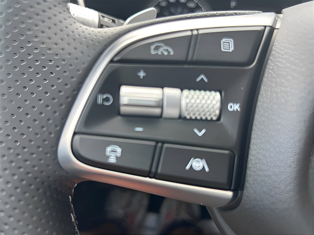 2025 GENESIS G70 Standard - Photo 17