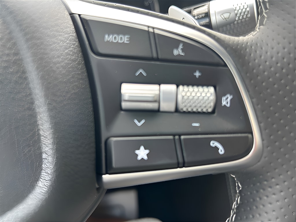 2025 GENESIS G70 Standard - Photo 18