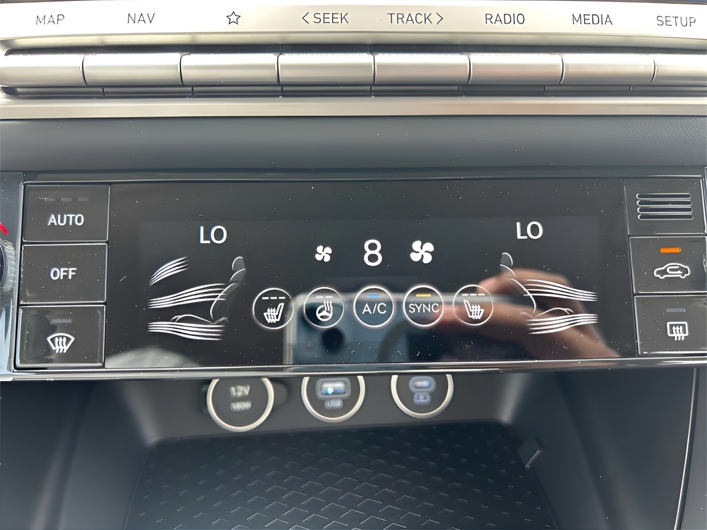 2025 GENESIS G70 Standard - Photo 22