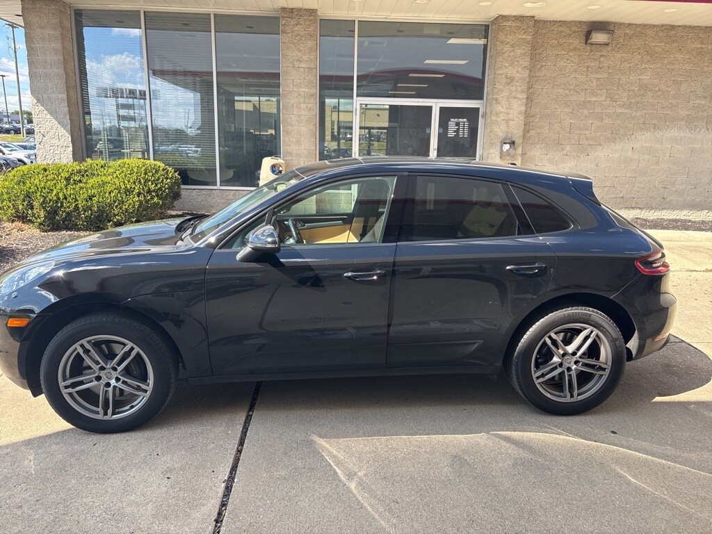 2018 Porsche Macan Base photo 2
