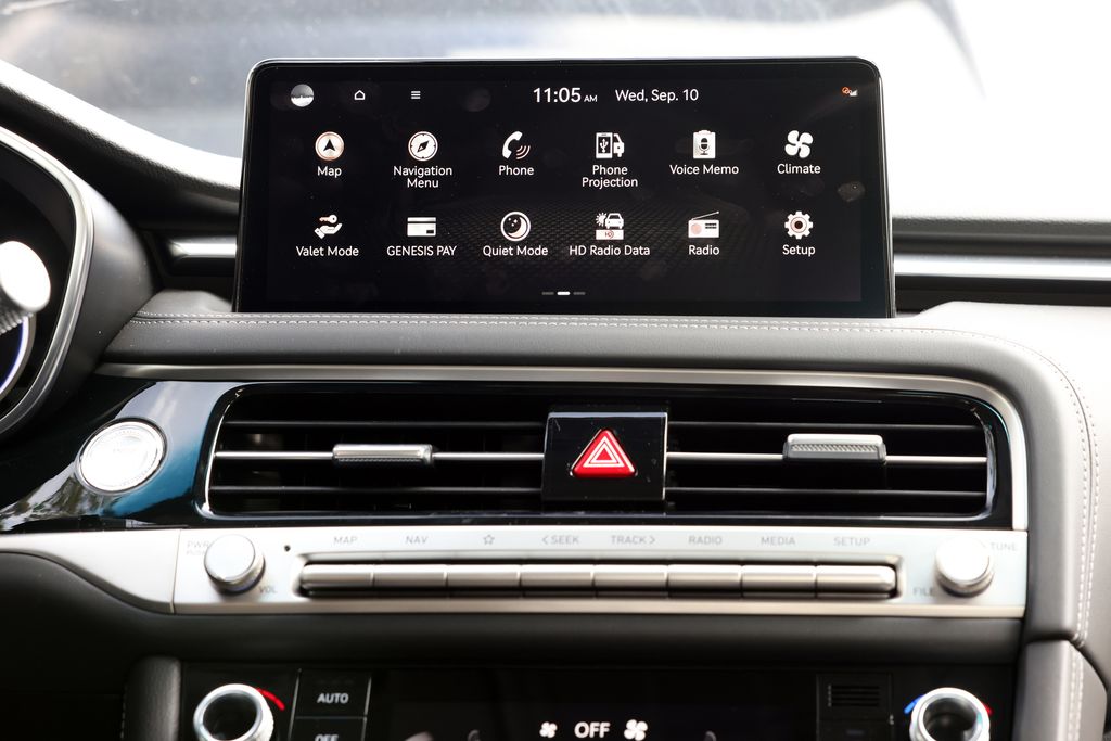 2025 GENESIS G70 Standard - Photo 16