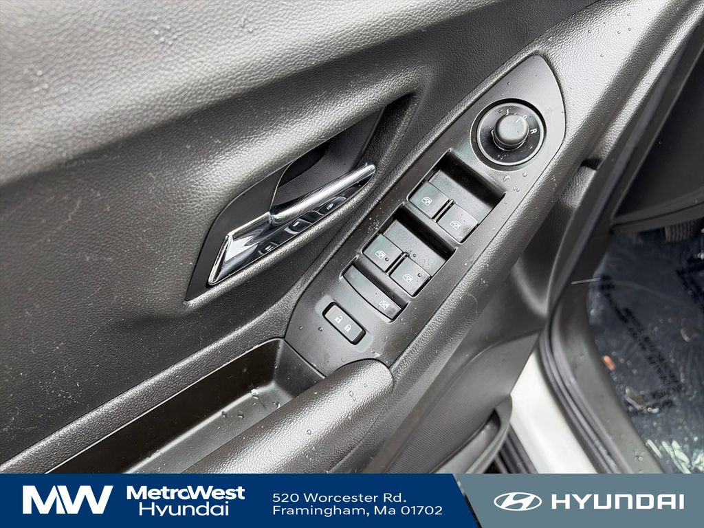 2021 Chevrolet Trax LS - Photo 11