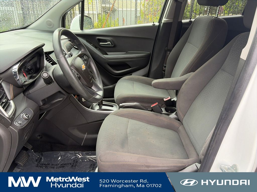 2021 Chevrolet Trax LS - Photo 9