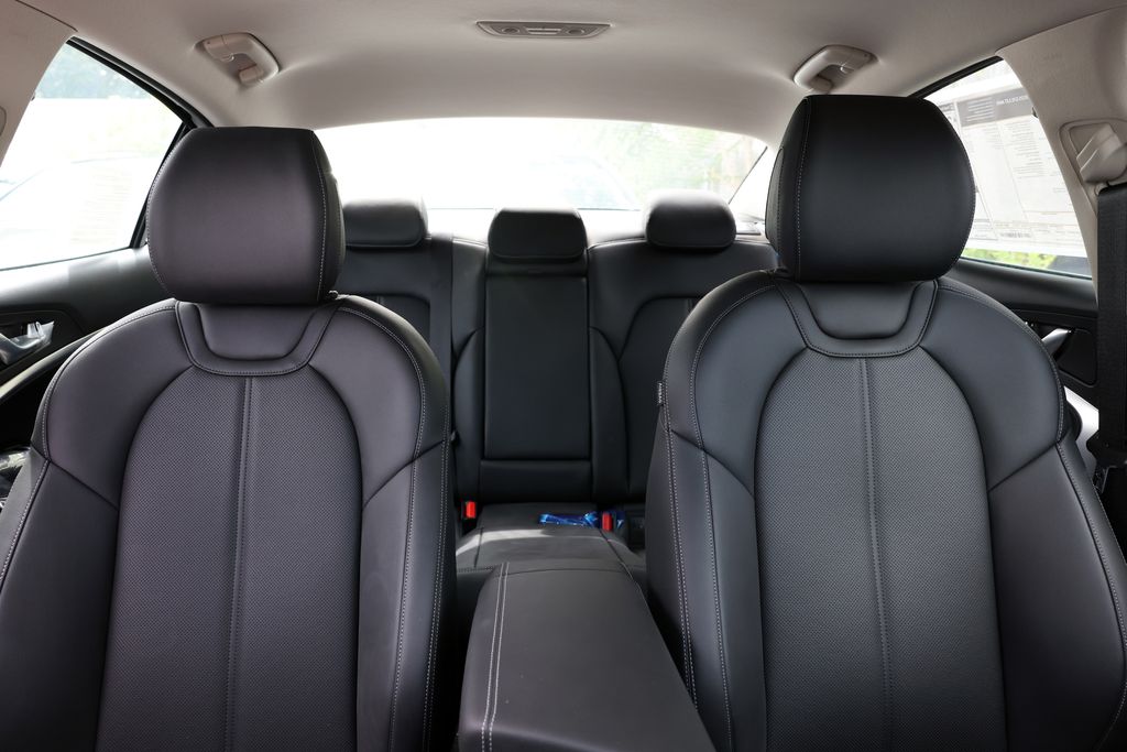 2025 GENESIS G70 Standard - Photo 25