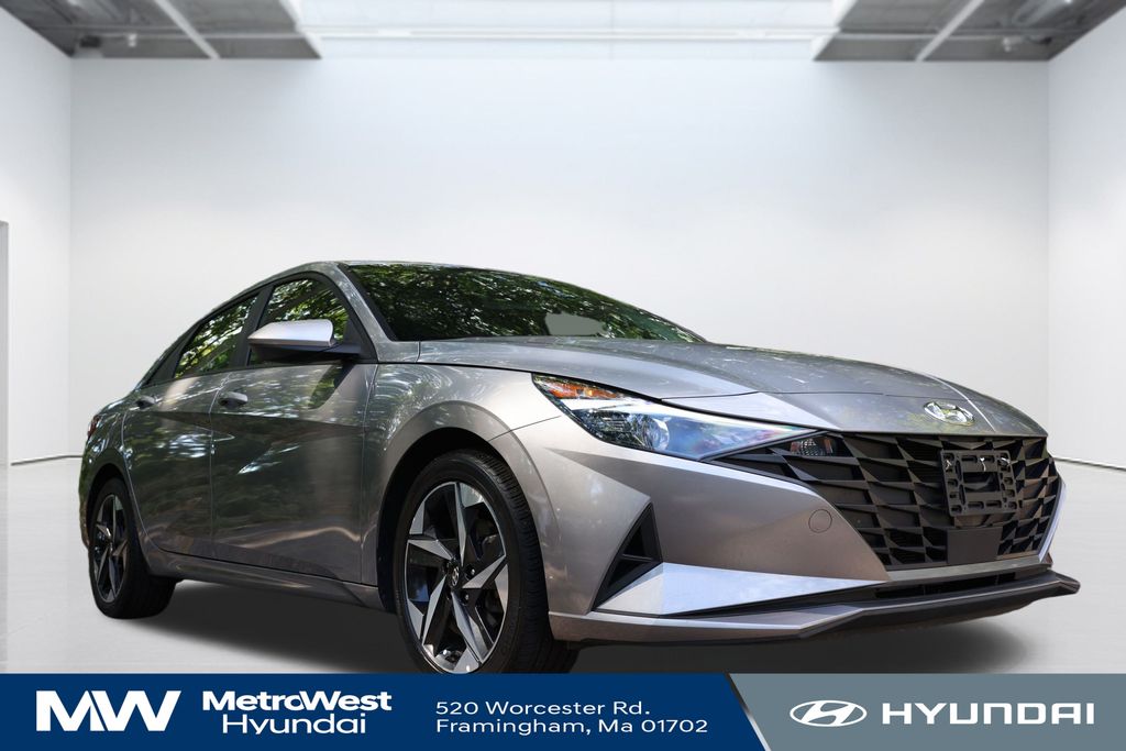 2023 Hyundai Elantra SEL photo 3