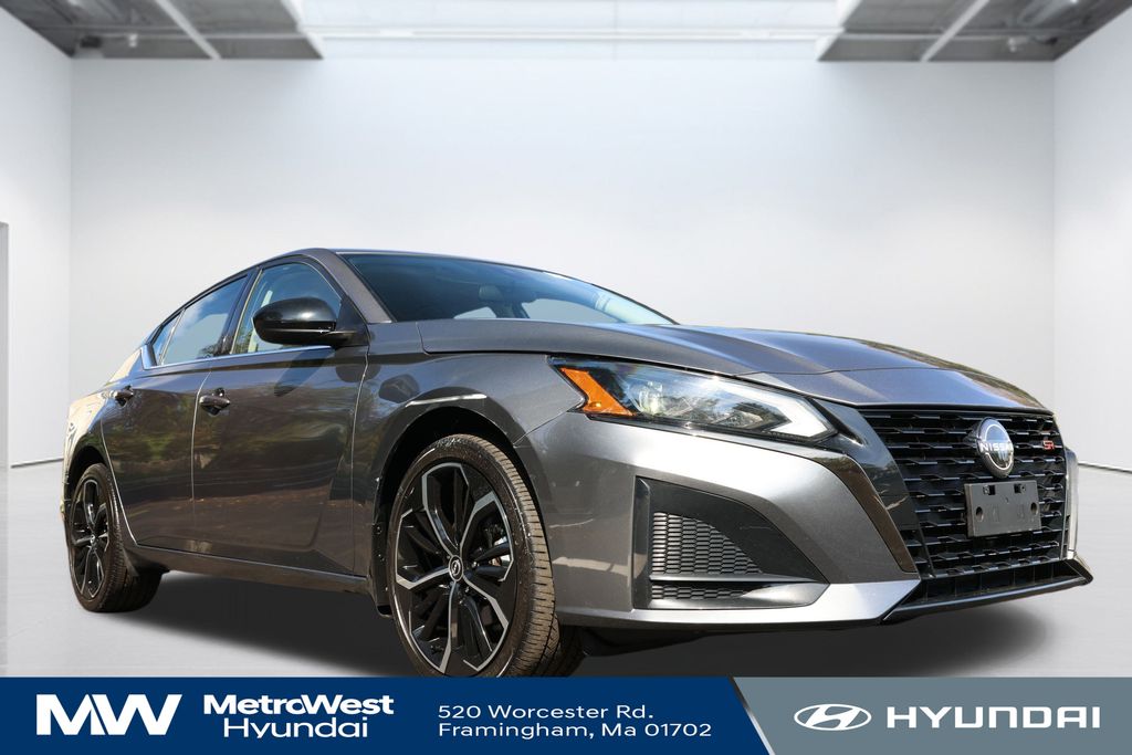 2023 Nissan Altima 2.5 SR photo 3